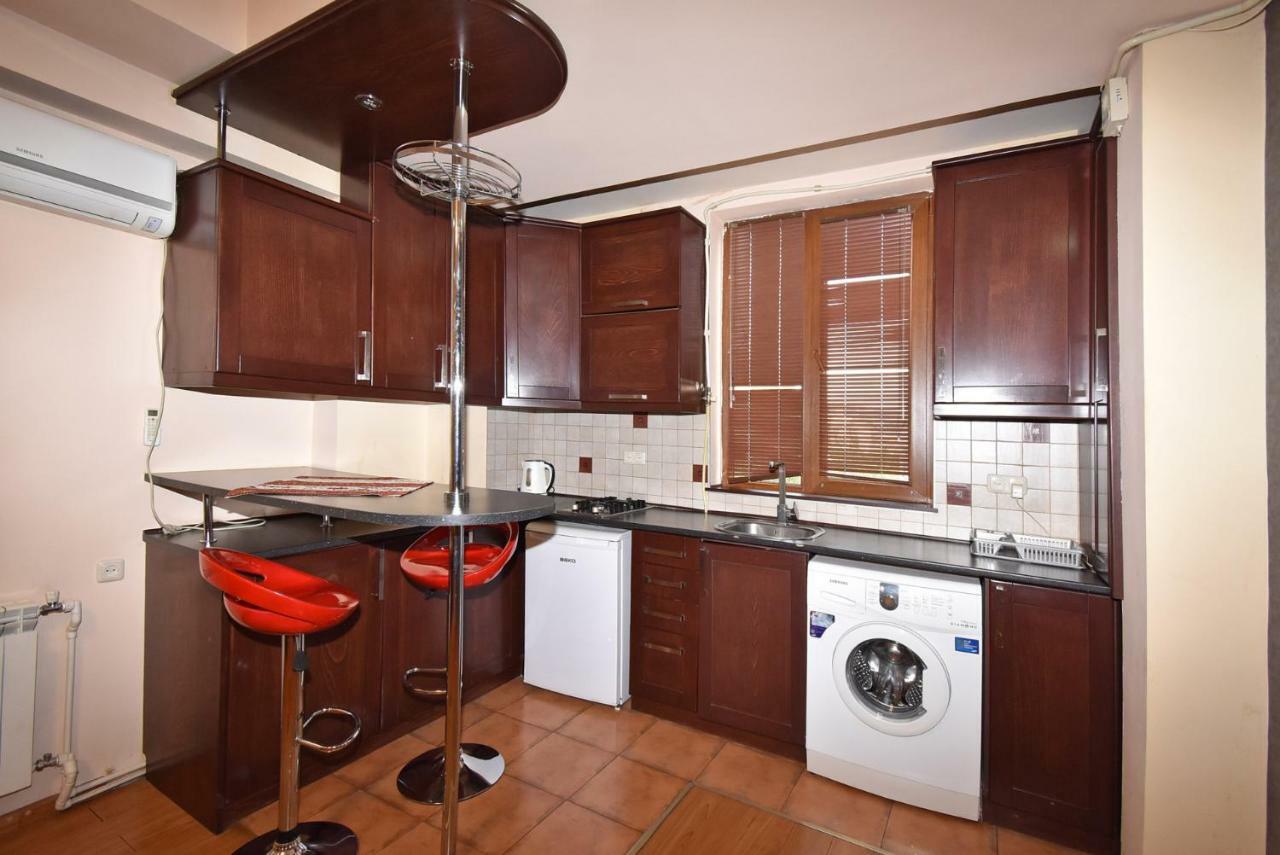 Apartments In Center Of Yerevan,Koghbatsi 1A Street Exterior photo