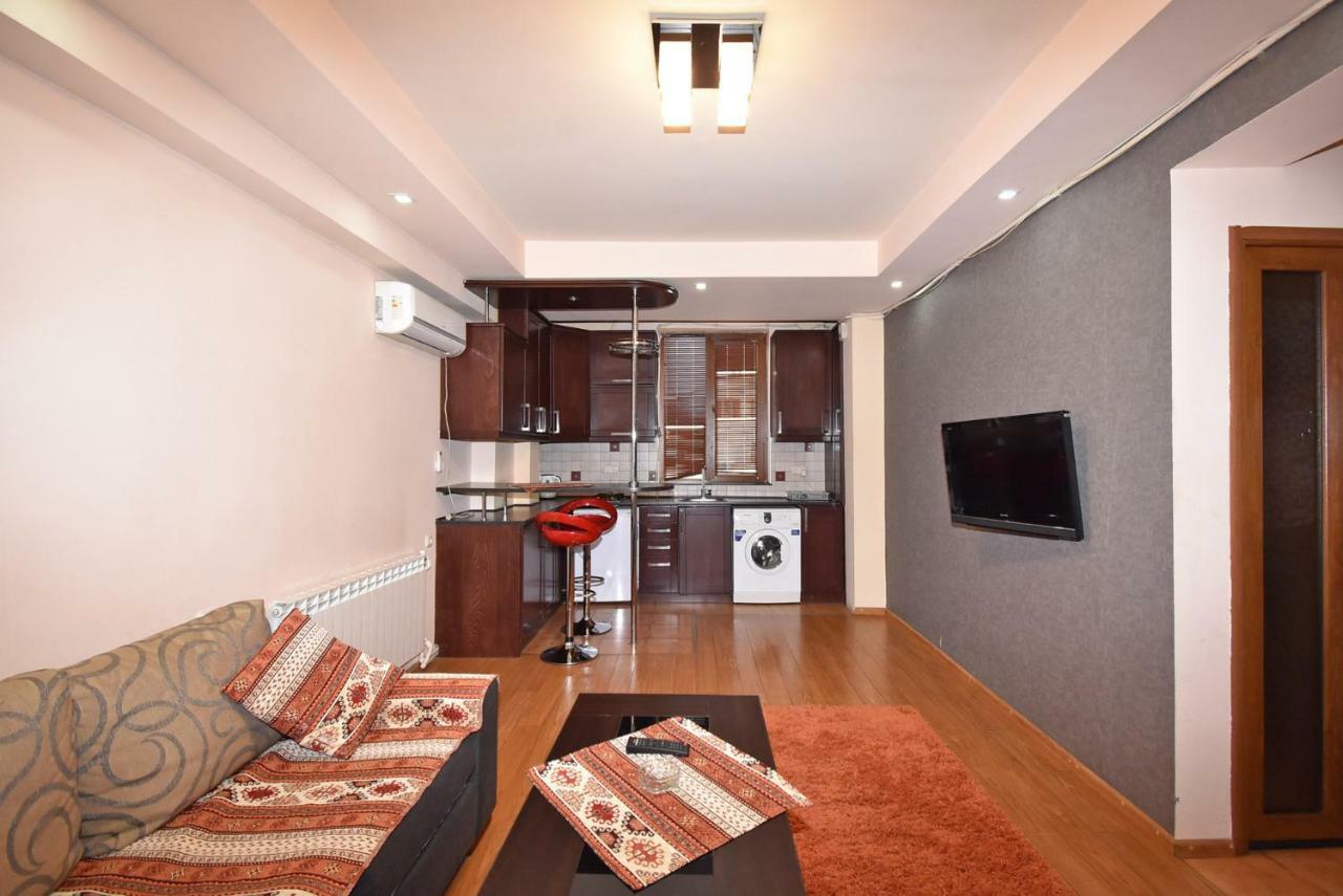 Apartments In Center Of Yerevan,Koghbatsi 1A Street Exterior photo