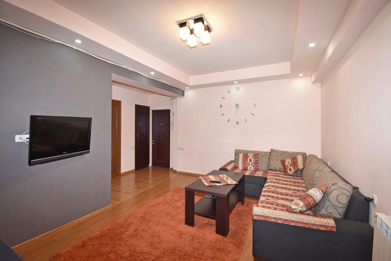 Apartments In Center Of Yerevan,Koghbatsi 1A Street Exterior photo
